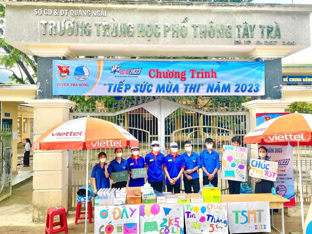 Tình nguyện với nhiều khẩu hiệu cổ vũ thí sinh.