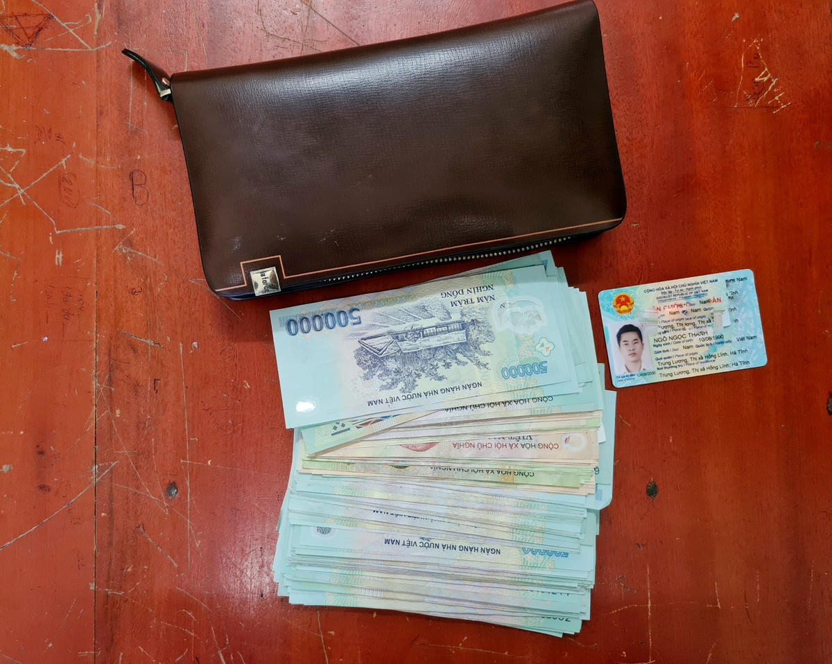 Chiếc ví da bên trong có 80 triệu đồng và nhiều giấy tờ tuỳ thân.