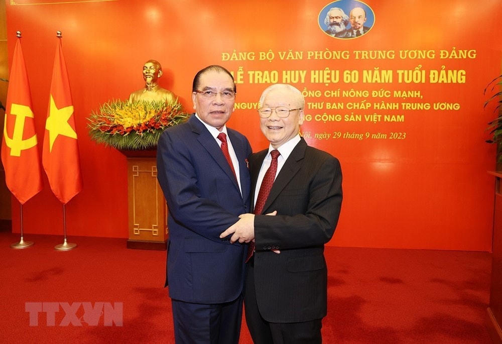 Tổng Bí thư Nguyễn Phú Trọng và nguyên Tổng Bí thư Nông Đức Mạnh. (Ảnh: Trí Dũng/TTXVN).