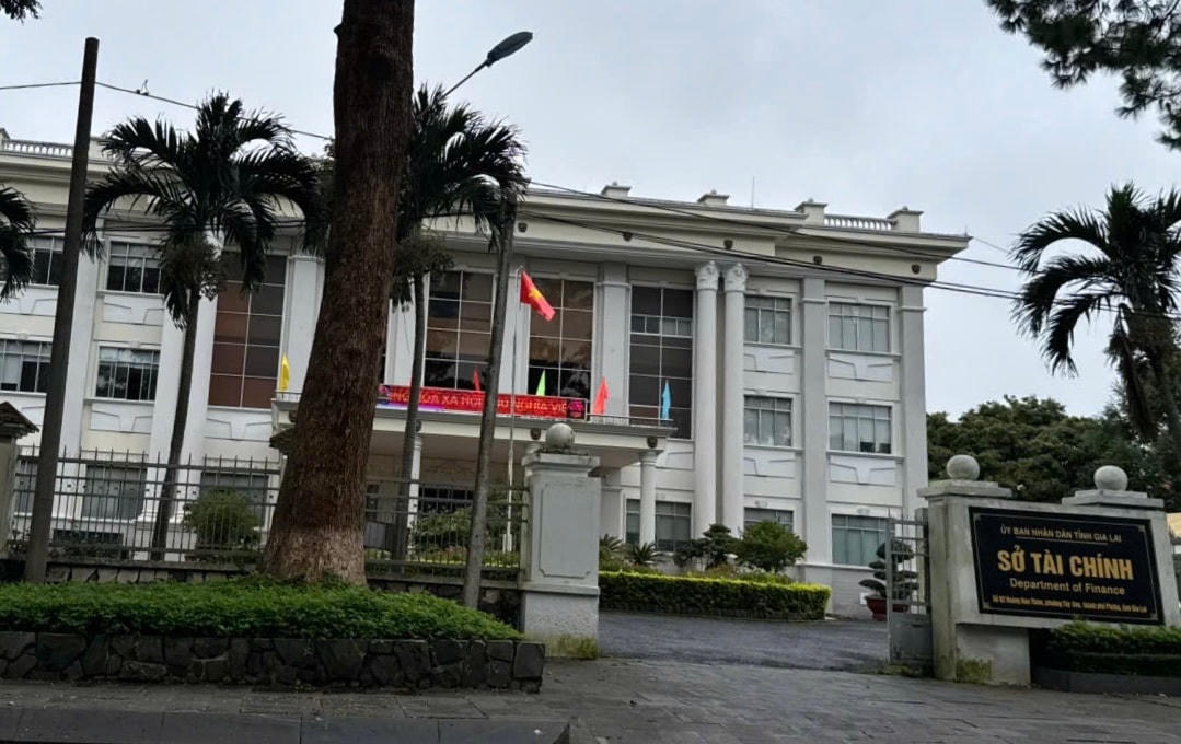 Trụ sở số 2 Hoàng Hoa Thám, phường Pleiku (trụ sở cũ của Sở Tài chính) gồm Sở Tài chính, Sở Dân tộc và Tôn giáo, Sở Công Thương, Sở Nội vụ. (ảnh Nguyễn Khôi)