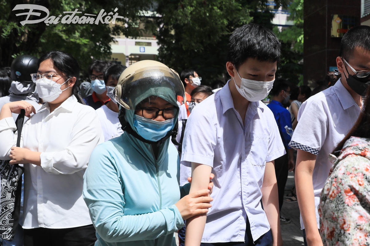 Muôn kiểu vui mừng của phụ huynh, học sinh sau khi kết thúc bài thi Ngữ văn vào 10