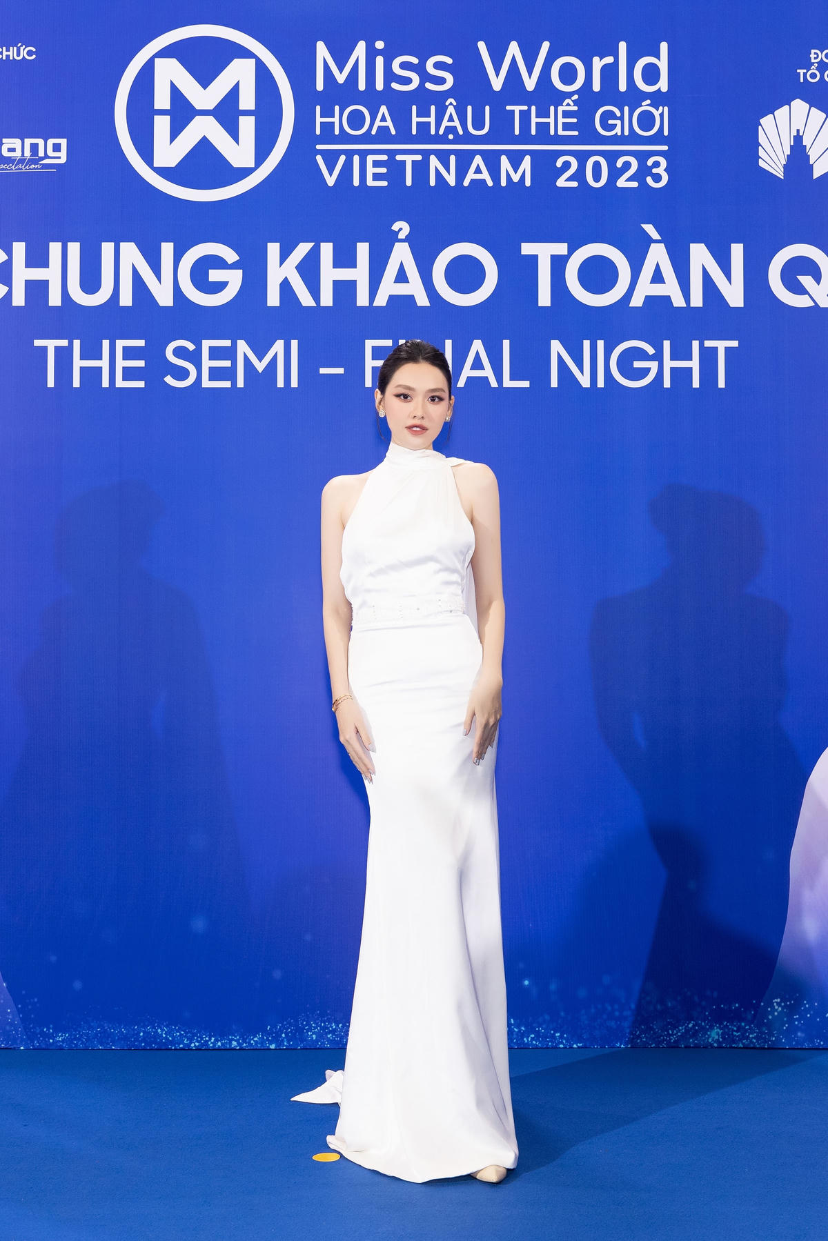 Á hậu Tường San chọn váy trắng đơn giản nhưng không kém phần sang trọng xuất hiện trên thảm đỏ.