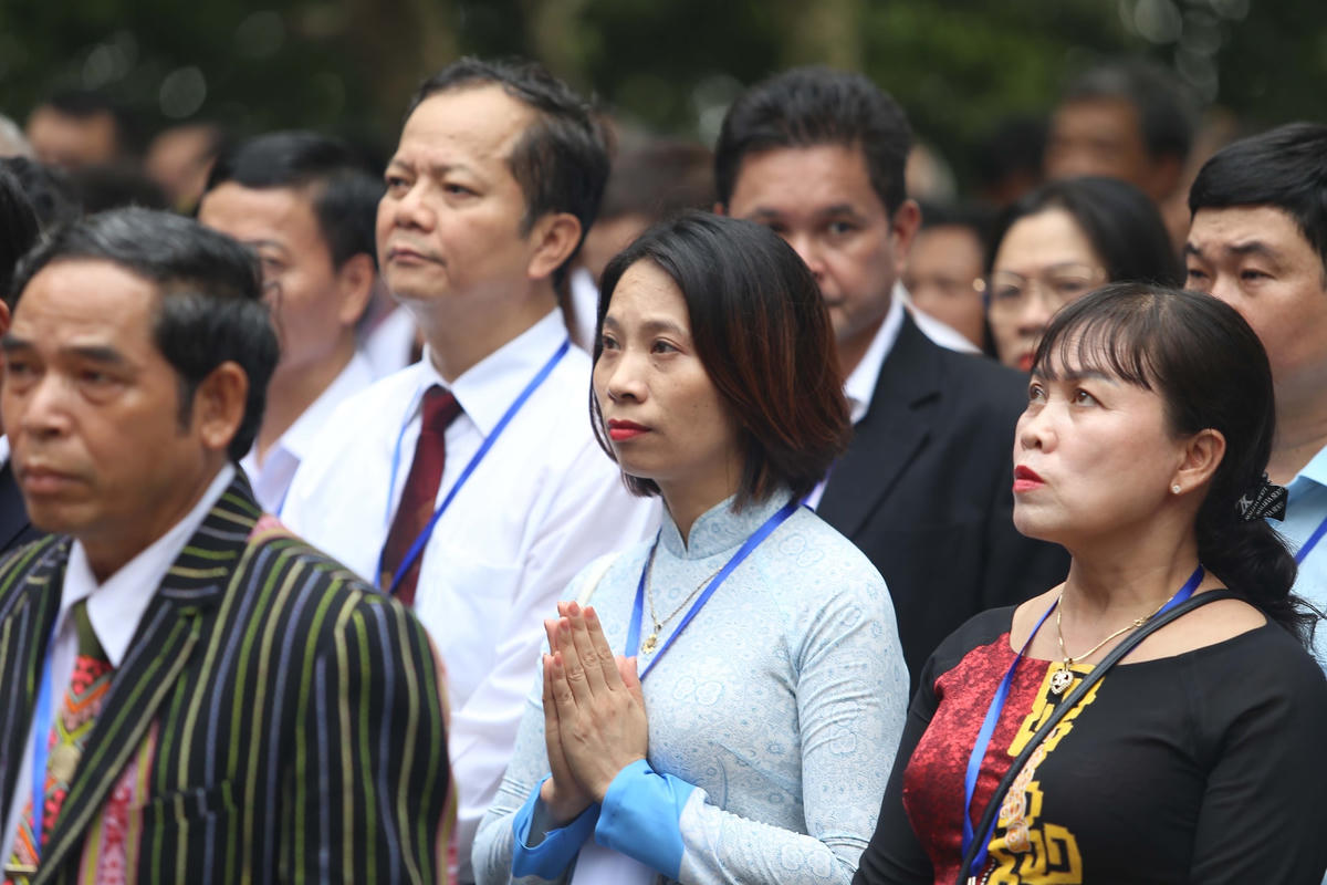 Đại biểu bày tỏ sự thành kính và tự hào khi được hòa mình vào thế giới của lịch sử, tự hào vì dòng máu Lạc Hồng đang chảy trong trái tim mình và tự hào vì là con dân Đất Việt, con cháu Rồng Tiên.