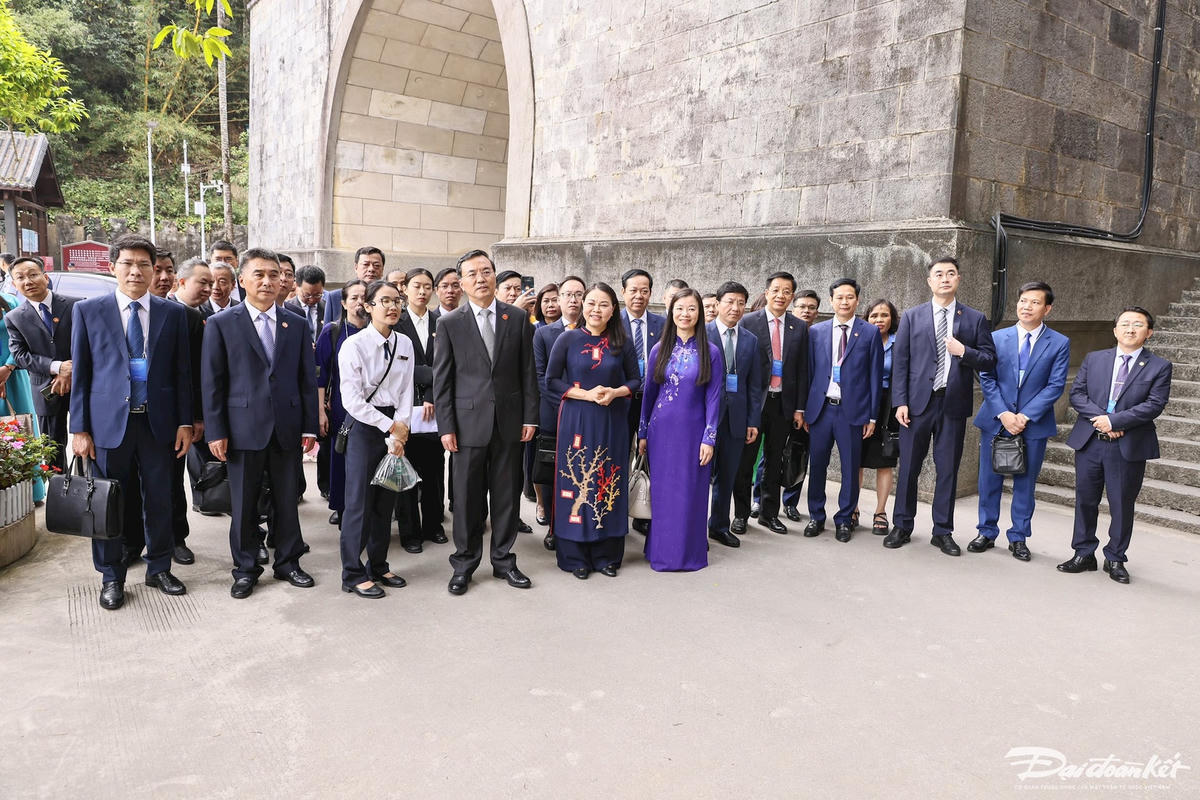 Cũng trong sáng ngày 21/4,Đoàn đại biểu cấp cao Ủy ban Trung ương MTTQ Việt Nam đã tham quan lầu Hữu Nghị Quan tại khu vực cửa khẩu Hữu Nghị Quan, Quảng Tây, Trung Quốc.