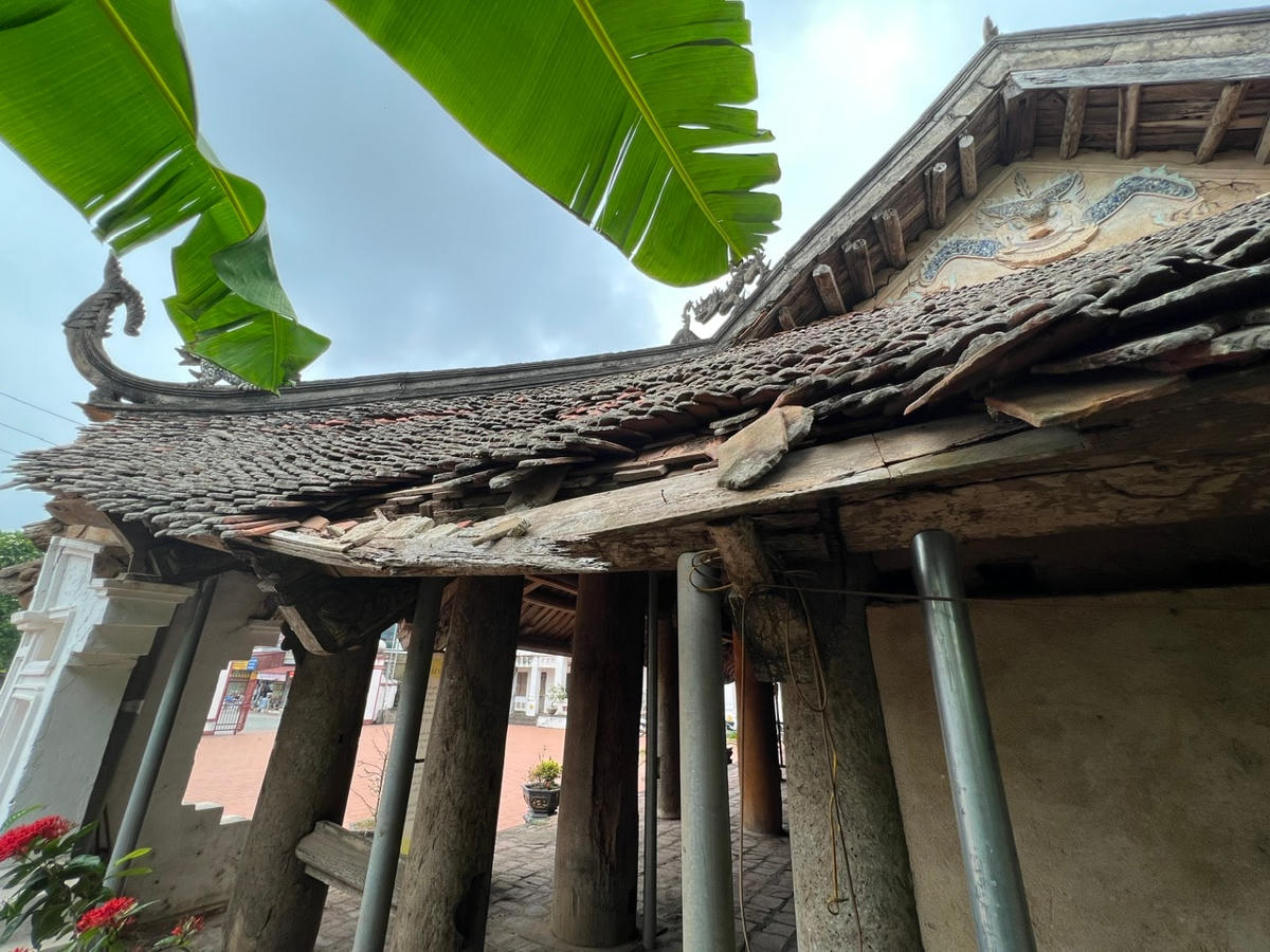 Được chống đỡ tạm bợ bằng những cột sắt