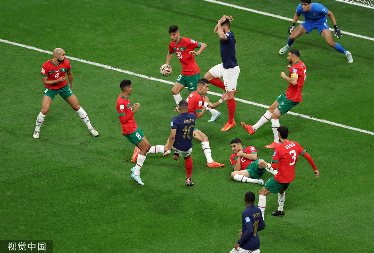 Mbappe nhảy múa giữa hàng thủ áo đỏ.