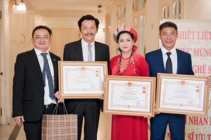 Diễn viên Trung Anh, Minh Hằng, Công Lý nhận danh hiệu NSND vào năm 2019. Ảnh: Vũ Toàn.