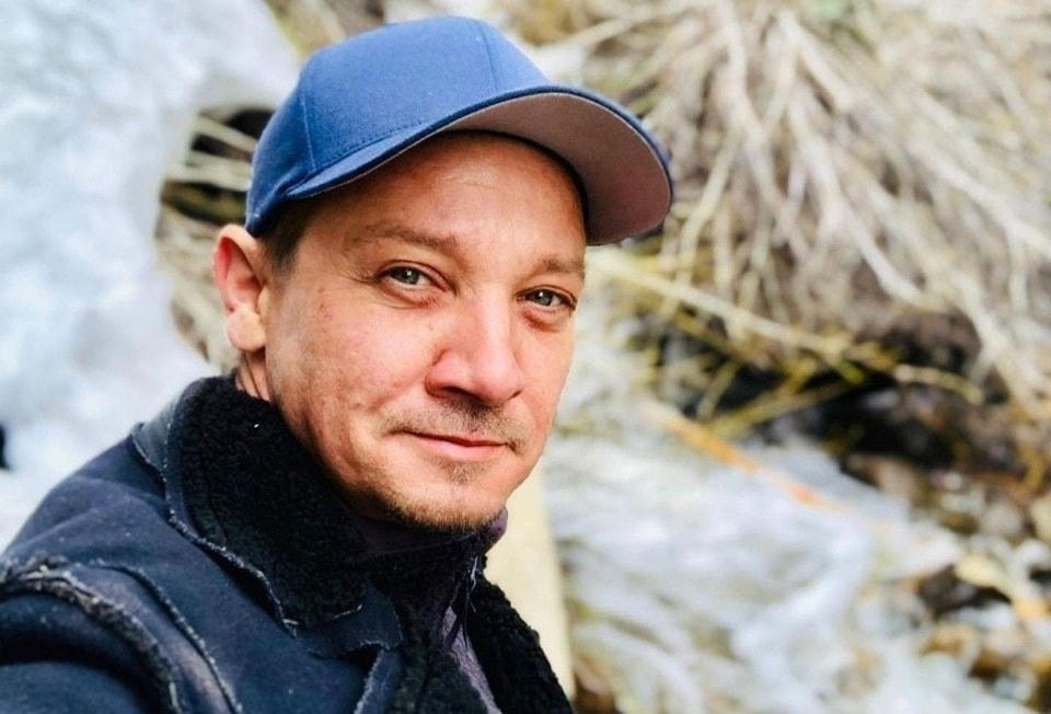 Tài tử Jeremy Renner rơi vào nguy kịch khi bị xe ủi tuyết cán qua chân. 