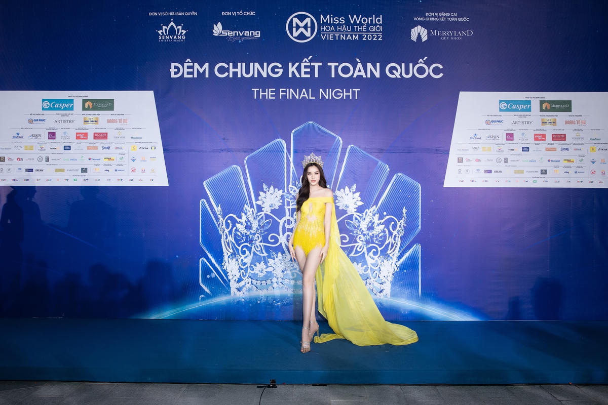 Hoa hậu Đỗ Thị Hà khoe nét đẹp ngọt ngào trong váy dạ hội vàng, ngày càng thăng hạng nhan sắc sau khi thi Miss World 2021.