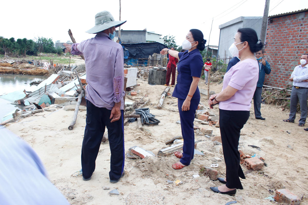  Bà Nguyễn Thị Phong Vũ, Chủ tịch Uỷ ban MTTQ tỉnh Bình Định, hướng dẫn người dân tham gia phòng chống bão lũ, thiên tai tai  địa phương. 