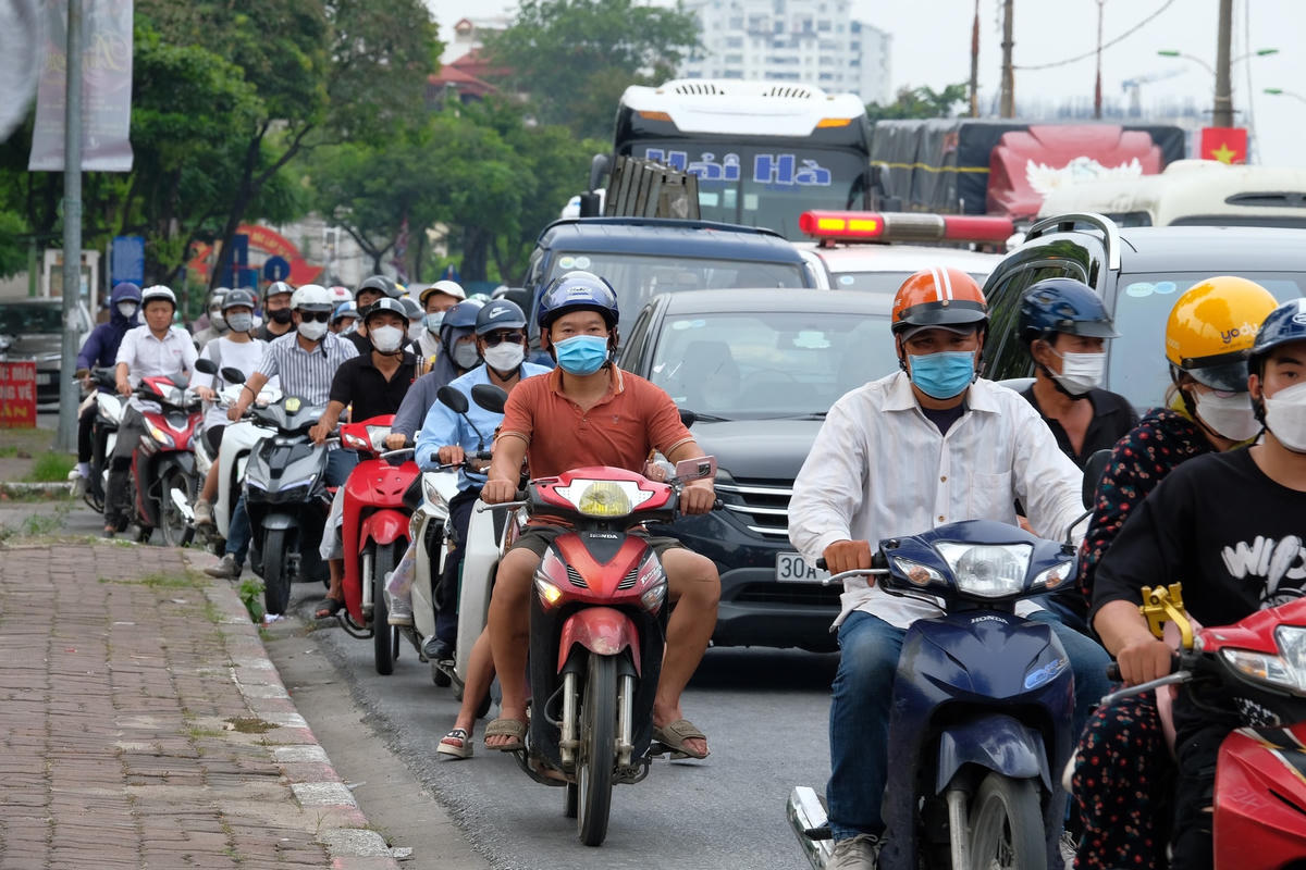 Tại tuyến đường Giải Phóng, nơi có 2 bến xe lớn là Nước Ngầm và Giáp Bát, vì vậy lượng phương tiện đổ về 2 bến xe đông đột biến, khiến giao thông ở đây xảy ra ùn tắc nghiêm trọng.