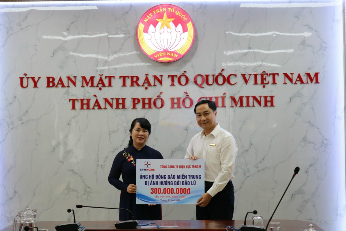 TP HCM: Hai đơn vị đầu tiên đến Mặt trận ủng hộ đồng bào miền Trung