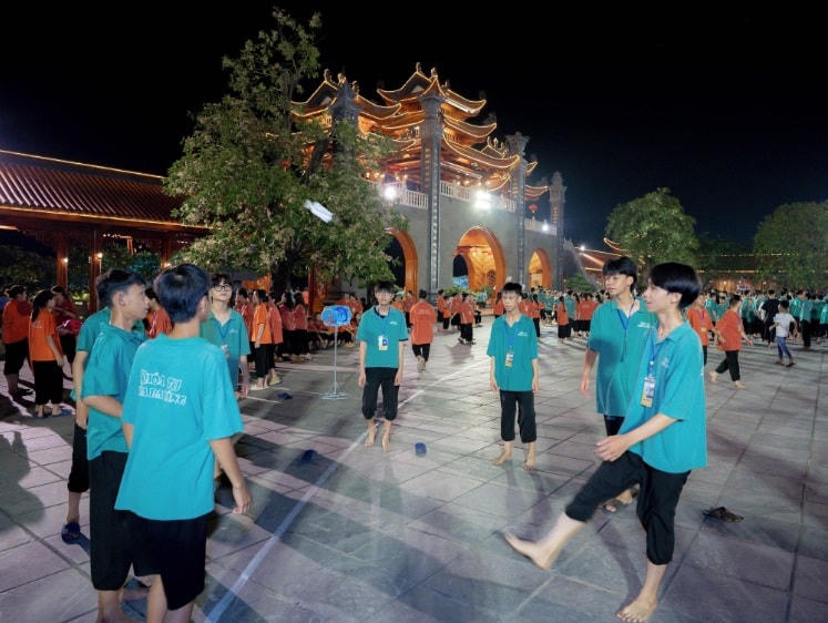 Tham gia đá cầu.