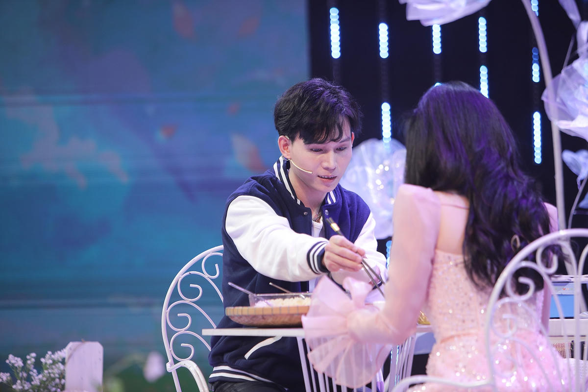 Sing mang lên sân khấu một mâm cơm gia đình do anh tự chuẩn bị. Ảnh: Perfect Universe.