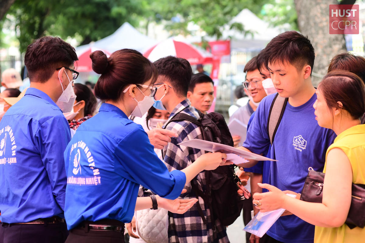 Sinh viên tình nguyện Trường Đại học Bách khoa Hà Nội trợ giúp tân sinh viên làm thủ tục nhập học. Ảnh: Duy Thành.
