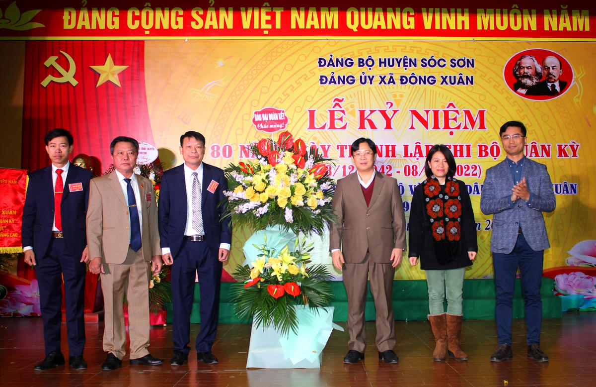 Nhà báo Lê Anh Đạt, Quyền Tổng Biên tập Báo Đại Đoàn Kết tặng hoa chúc mừng Đảng bộ xã Đông Xuân.