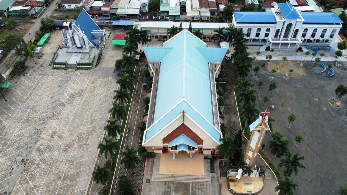 Nhà thờ Giáo xứ Suối Cát nhìn từ trên cao. Đây là một trong ba điểm sinh hoạt tôn giáo của đồng bào công giáo trên địa bàn xã Xuân Hiệp. Ảnh Mạnh Thìn.