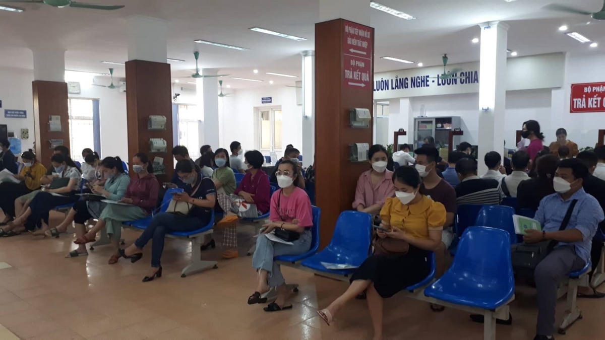 Người lao động đến làm thủ tục hưởng bảo hiểm thất nghiệp tại Trung tâm Dịch vụ việc làm Hà Nội.