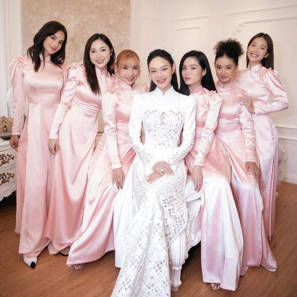 Dàn phù dâu rạng rỡ trong lễ cưới của Minh Hằng. 