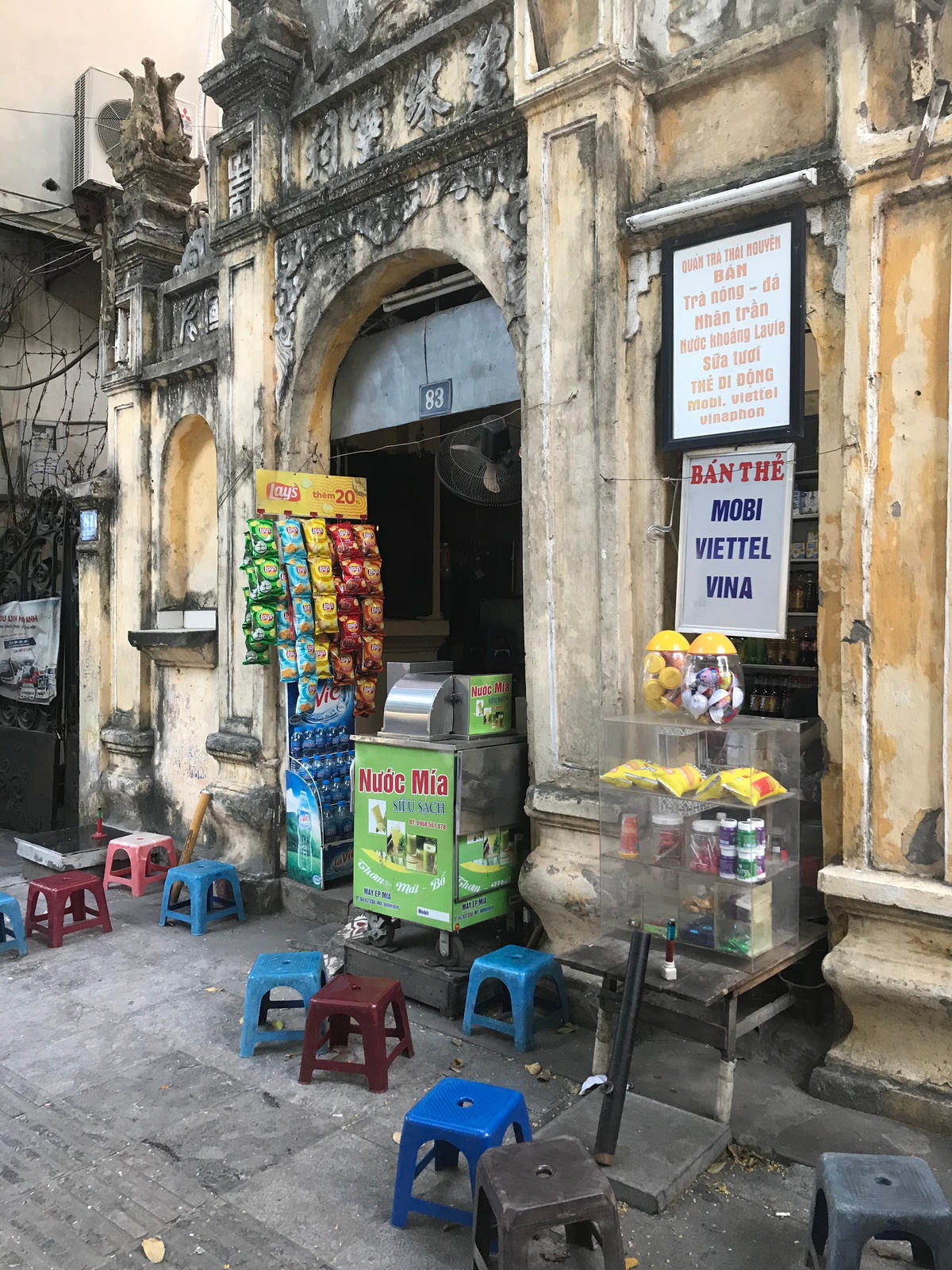 Quán nhỏ nhưng cung cấp nhiều “dịch vụ” tiện ích.  