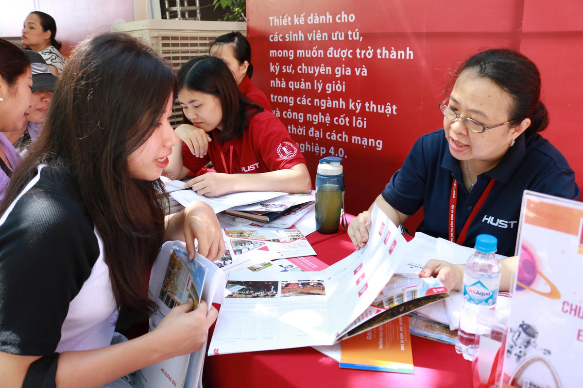 Thí sinh tìm hiểu thông tin tuyển sinh của các trường tại một ngày hội tư vấn tuyển sinh.