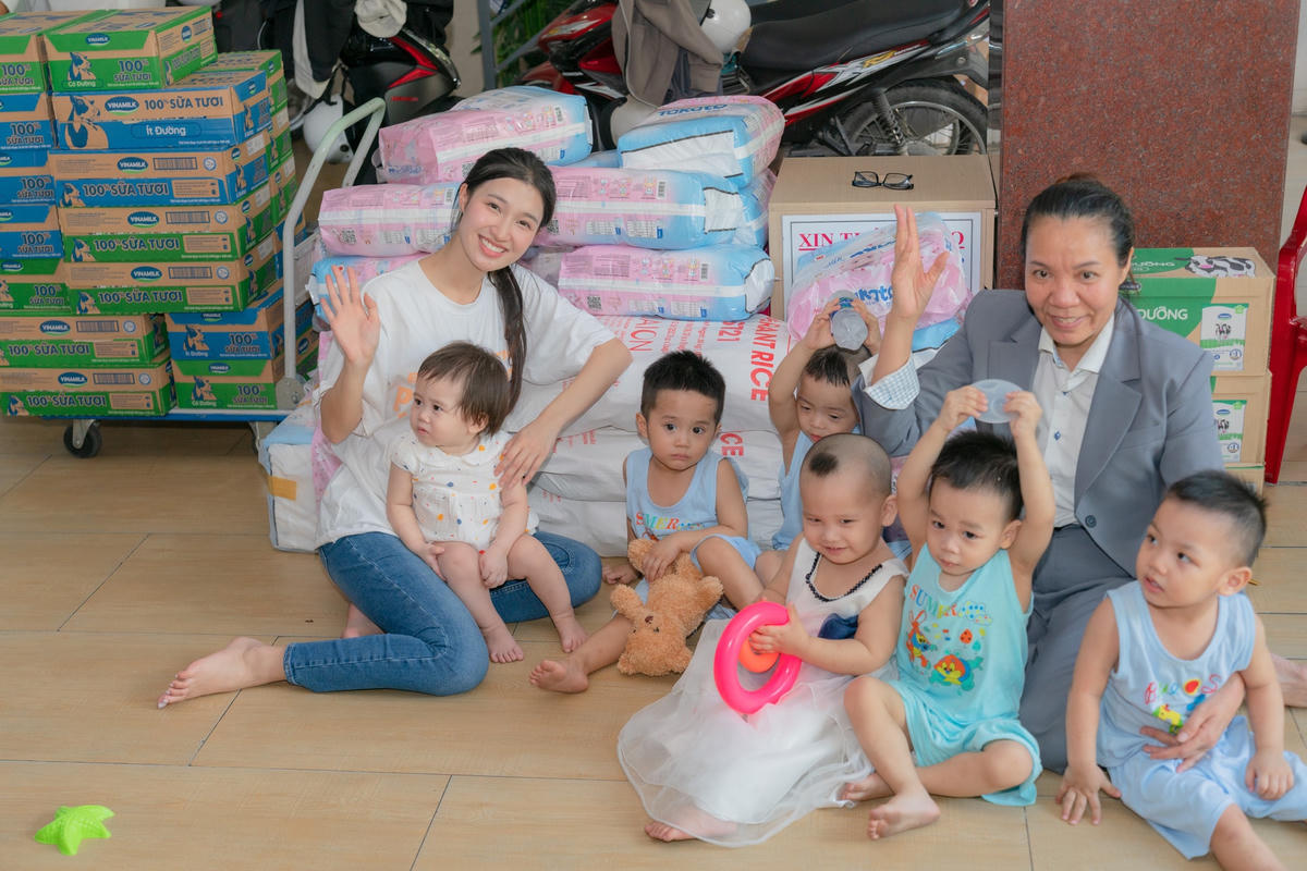 Á hậu Phương Nhi trao tặng quà cho các em nhỏ. 
