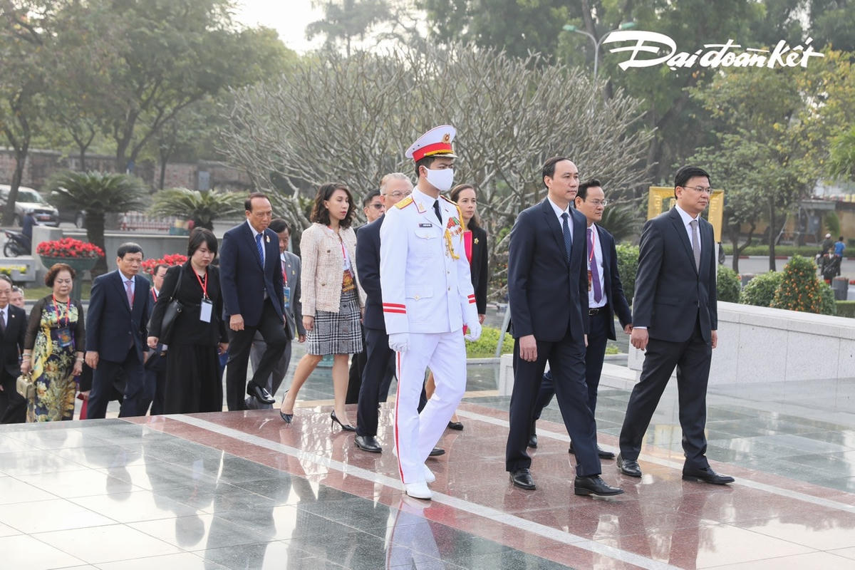 Phó Chủ tịch UBTƯ MTTQ Việt Nam Phùng Khánh Tài cùng đoàn kiều bào tiêu biểu tưởng niệm Anh hùng Liệt sỹ. Ảnh: Quang Vinh.