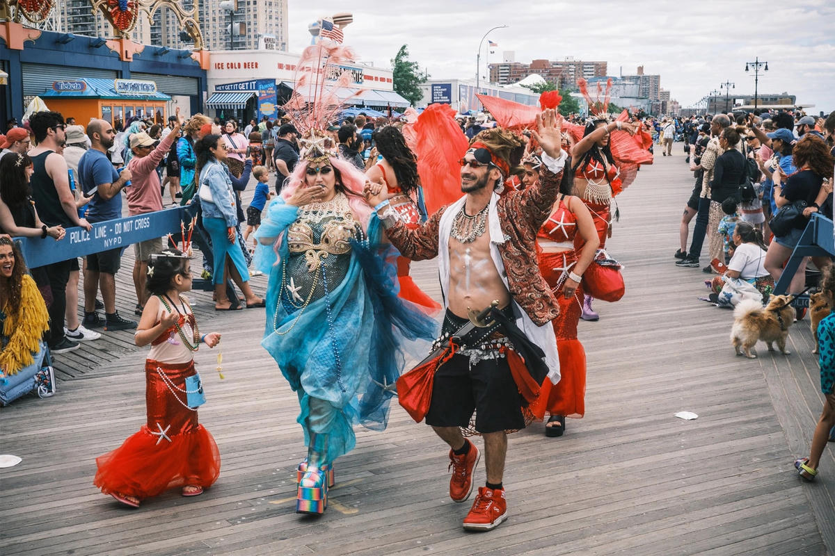 Hàng nghìn người đi diễu hành đã hào hứng ăn mừng trên lối đi bộ tại Coney Island sau hai năm.