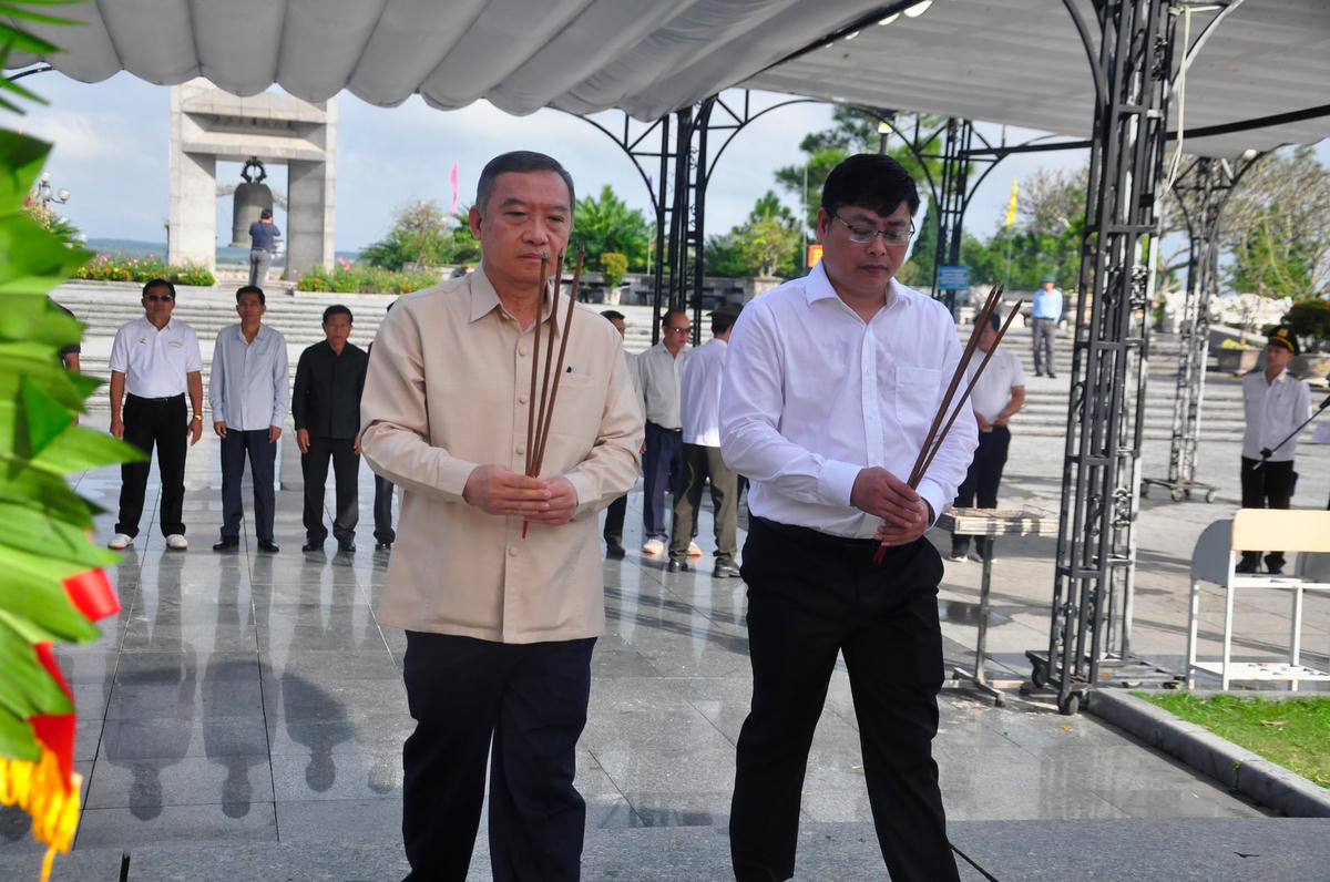 [Ảnh] Đoàn đại biểu Lào viếng Nghĩa trang liệt sĩ Quốc gia Đường 9