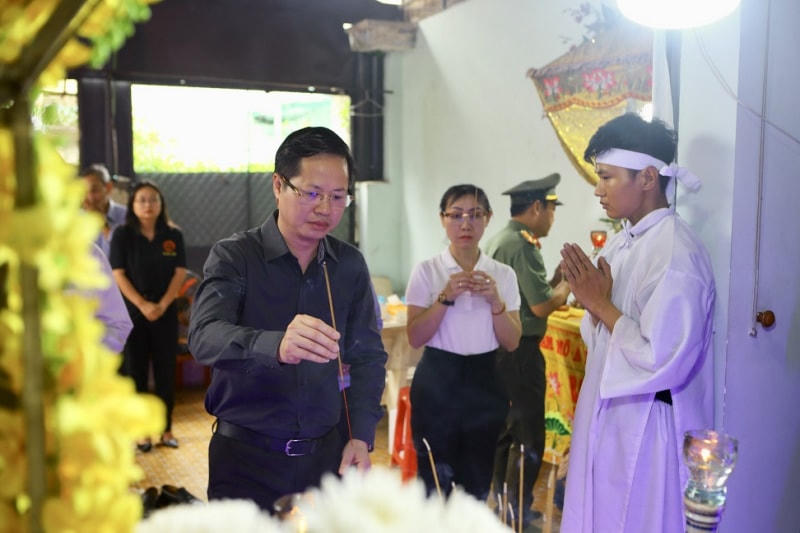 Ông Đoàn Anh Dũng thắp hương chia sẻ nỗi đau mất mát với gia đình anh Tạ Văn Hưng.