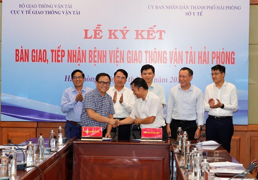 Lãnh đạo Bệnh viện Giao thông vận tải và Bệnh viện Phụ sản Hải Phòng ký biên bản bàn giao, tiếp nhận. 