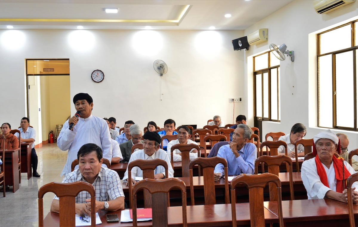 Đại diện chức sắc tôn giáo góp ý.