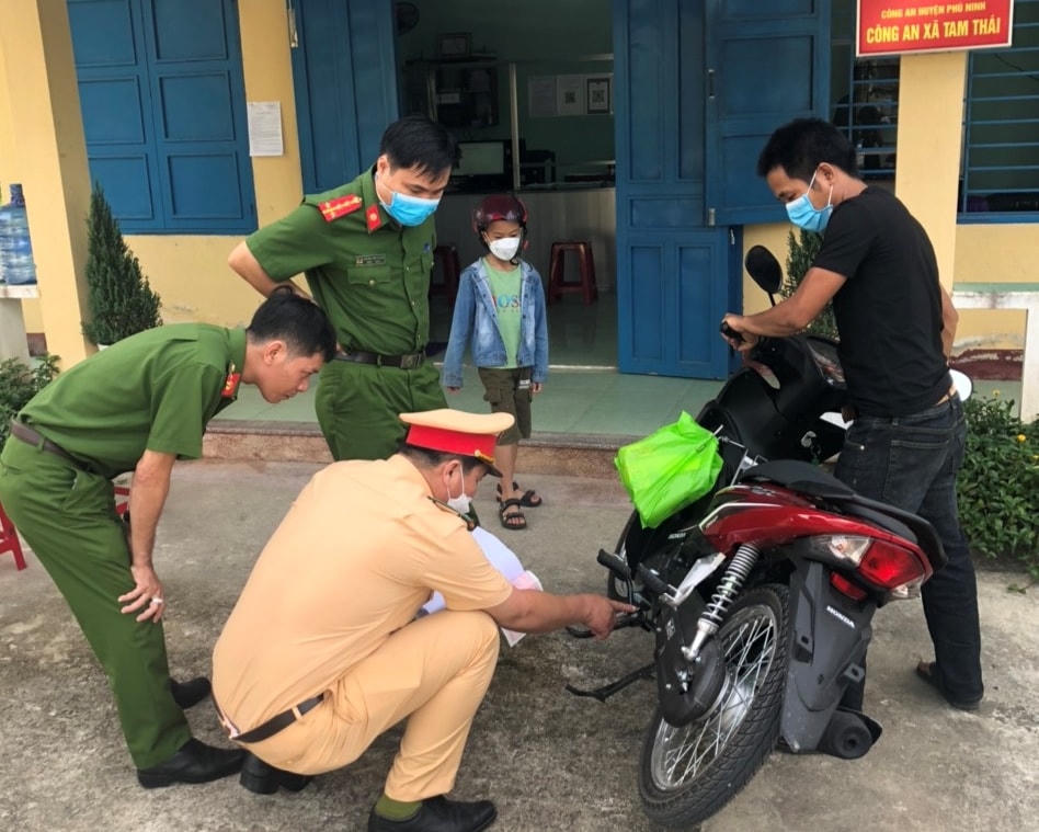 Lực lượng Công an kiểm tra khung xe máy trước cấp biển số.