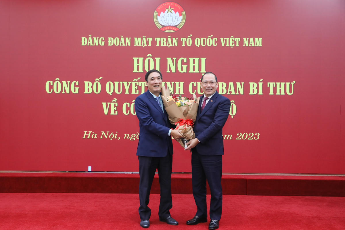 Bí thư Tỉnh ủy, Chủ tịch HĐND, Trưởng Đoàn Đại biểu Quốc hội tỉnh Phú Thọ Bùi Minh Châu tặng hoa chúc mừng ông Hoàng Công Thủy.