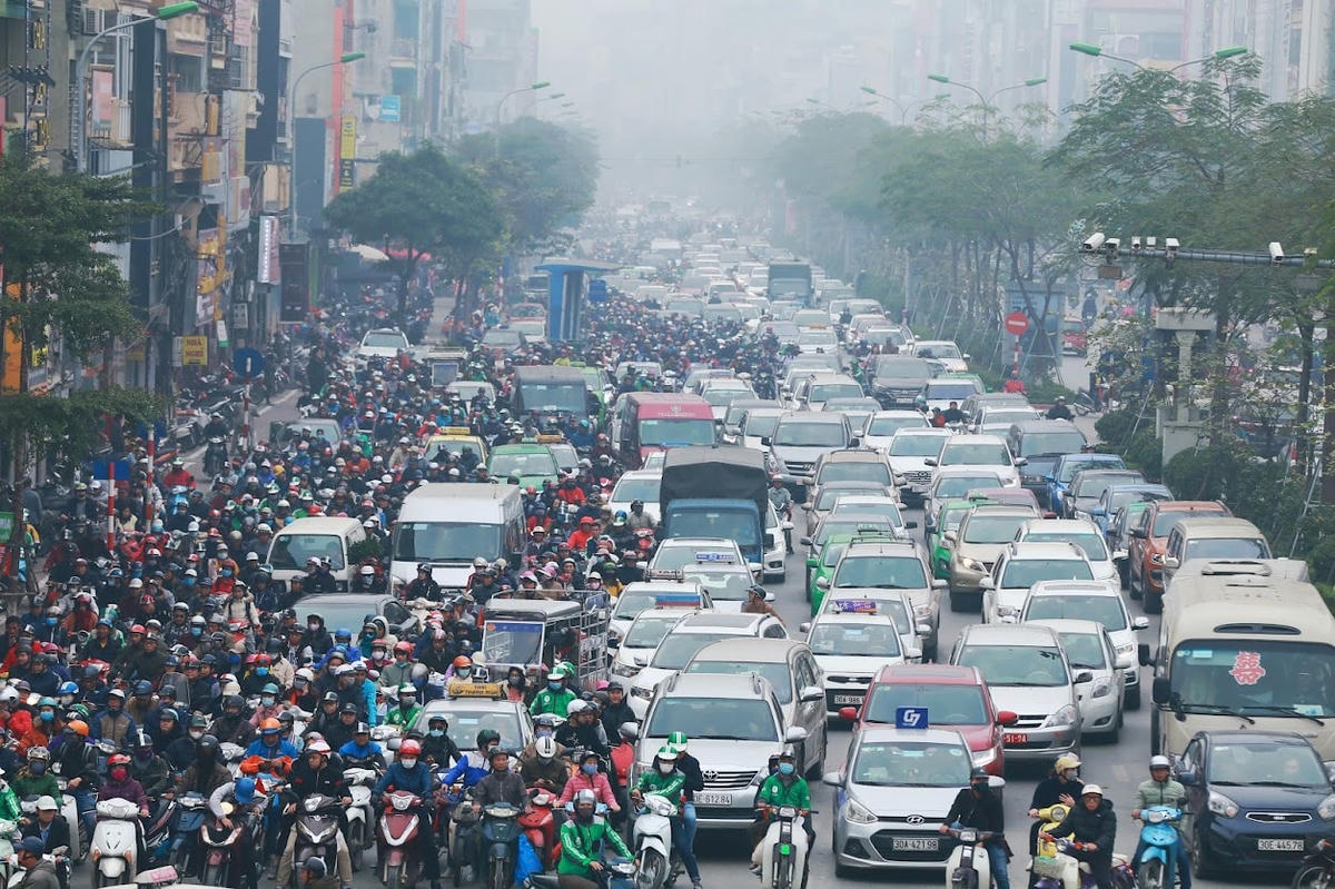 Mật độ dân số cao, các thành phố lớn luôn xuất hiện nhiều điểm ùn tắc giao thông giờ cao điểm. Ảnh: Quang Vinh.