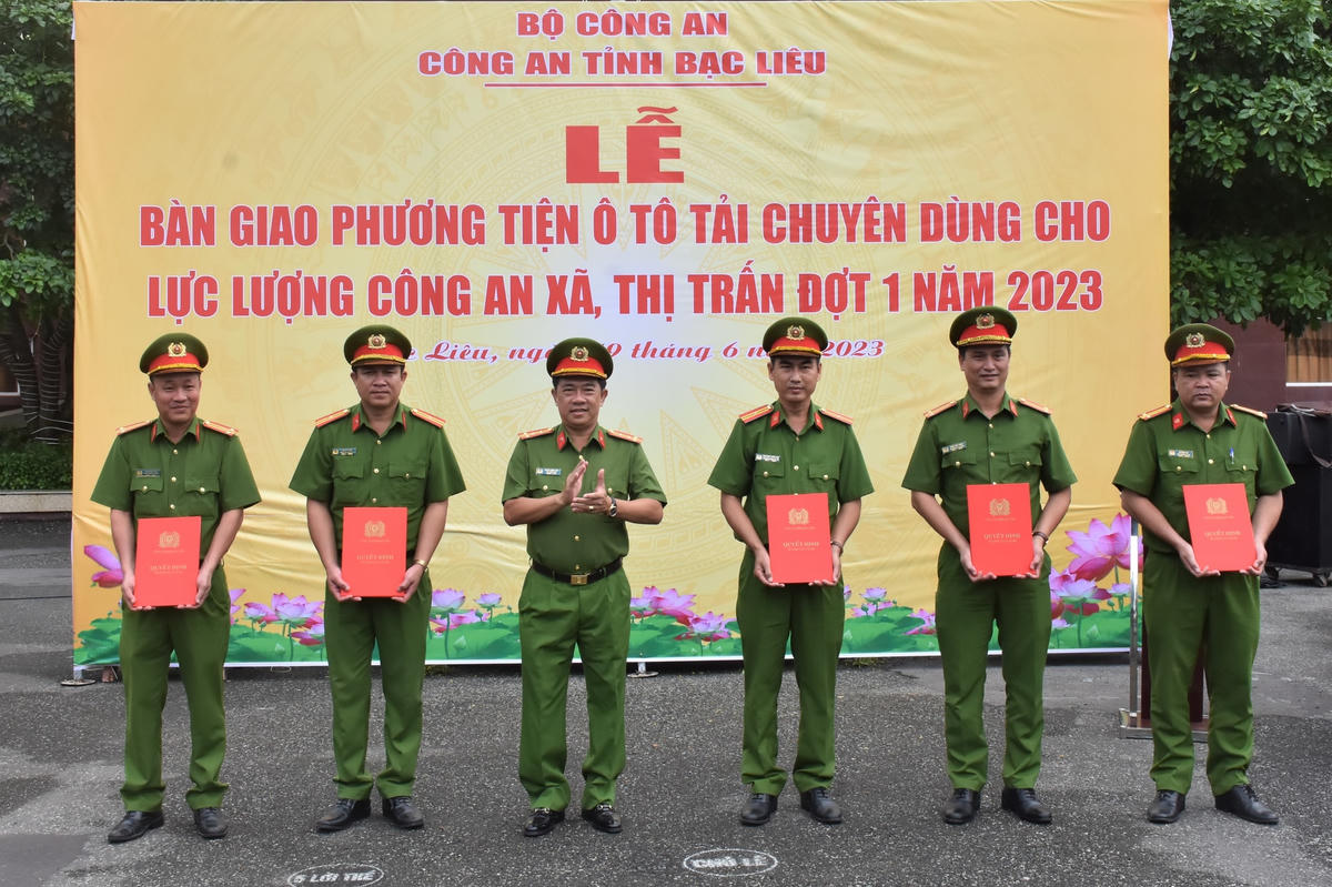 Đại tá Châu Quốc Huy, Phó Giám đốc Công an tỉnh Bạc Liêu trao quyết định bàn giao phương tiện cho Công an xã, thị trấn.