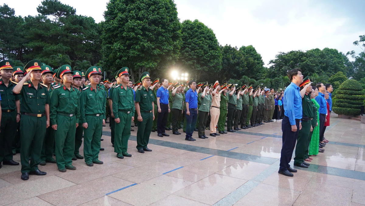 Các đại biểu và đoàn viên, thanh niên tham gia Lễ thắp nến tri ân các anh hùng liệt sĩ. Ảnh: TĐ.