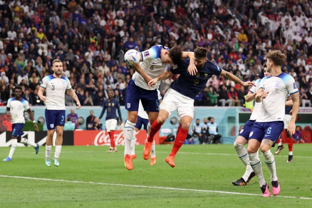Giroud đánh đầu hạ gục Pickford.