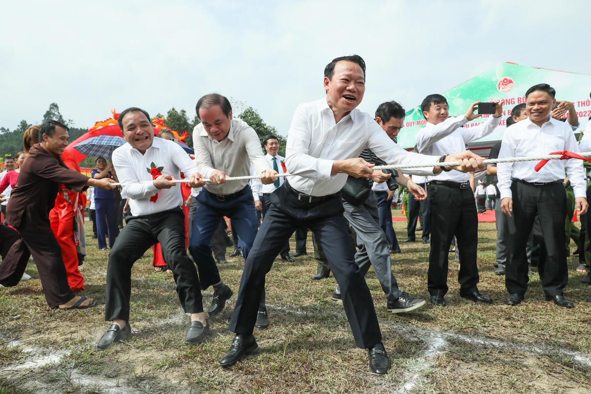 Các đại biểu tham gia chơi kéo co tại Ngày hội.