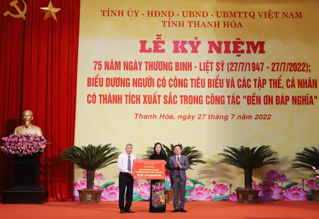 Ông Đỗ Trọng Hưng, Bí thư Tỉnh ủy Thanh Hóa trao biểu trưng hơn 5 tỷ đồng cho 92 gia đình chính sách.