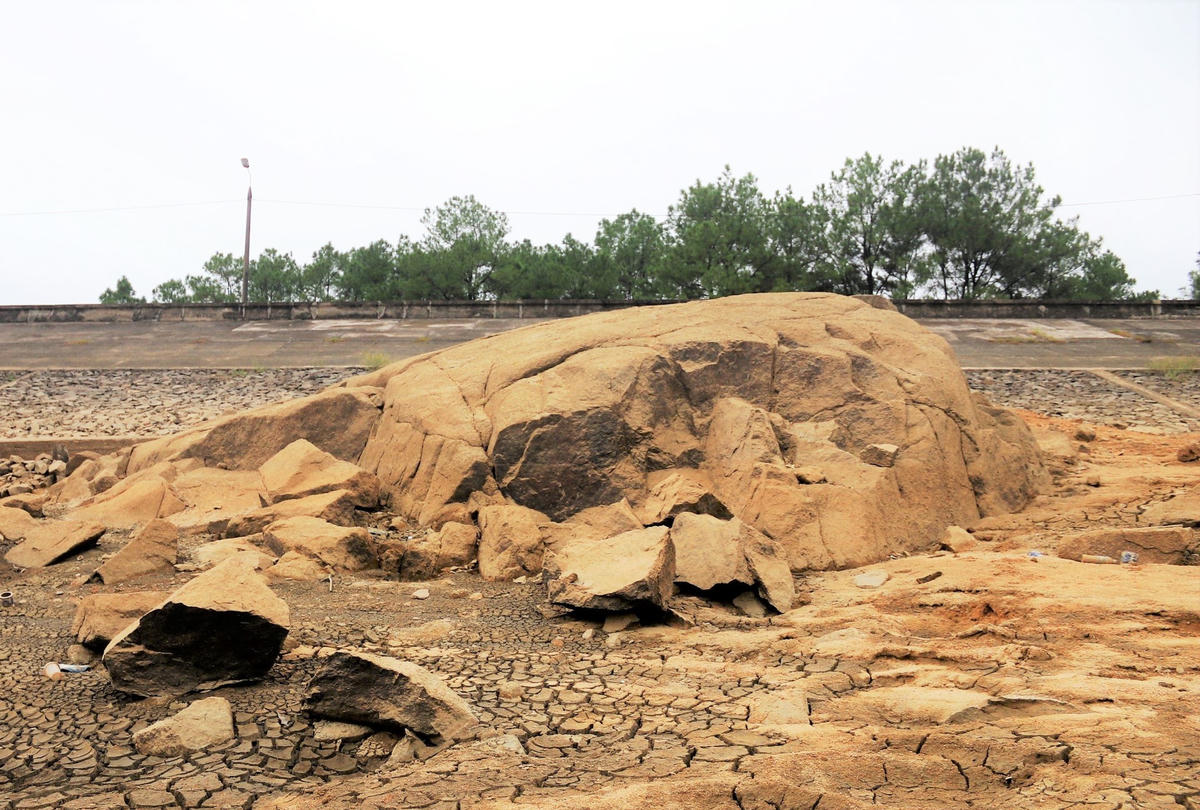 Những hòn đá tảng nằm trơ trọi trong lòng hồ.