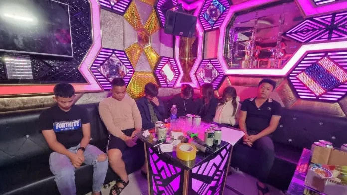 Nhóm thanh niên sử dụng ma tuý để bay lắc tại quán karaoke.