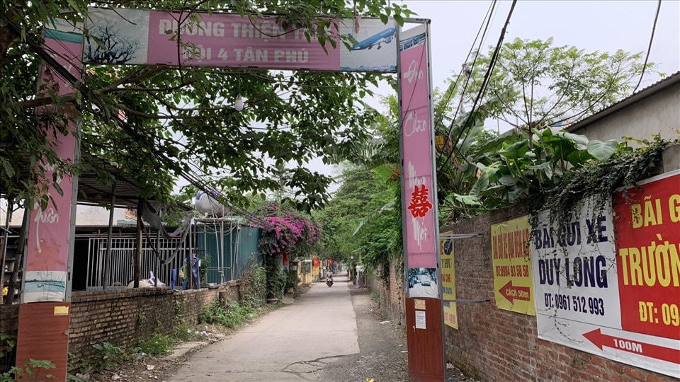 Hình ảnh quảng cáo trông xe bủa vây khu vực sân bay Nội Bài. Ảnh minh họa.