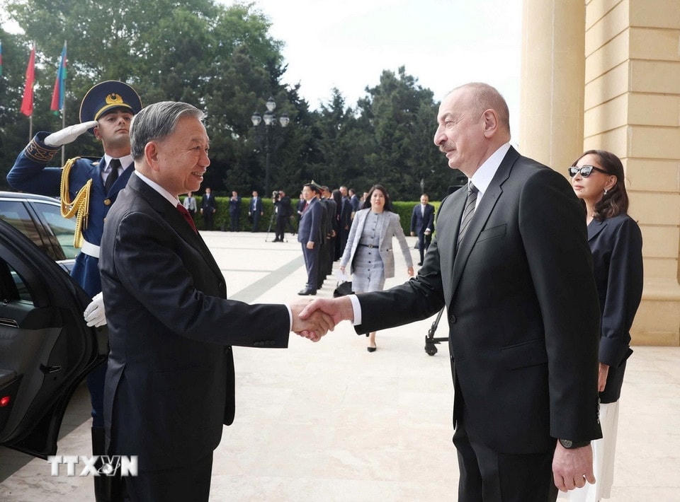 Tổng thống Azerbaijan Ilham Aliyev đón Tổng Bí thư Tô Lâm. (Ảnh: Thống Nhất/ TTXVN)