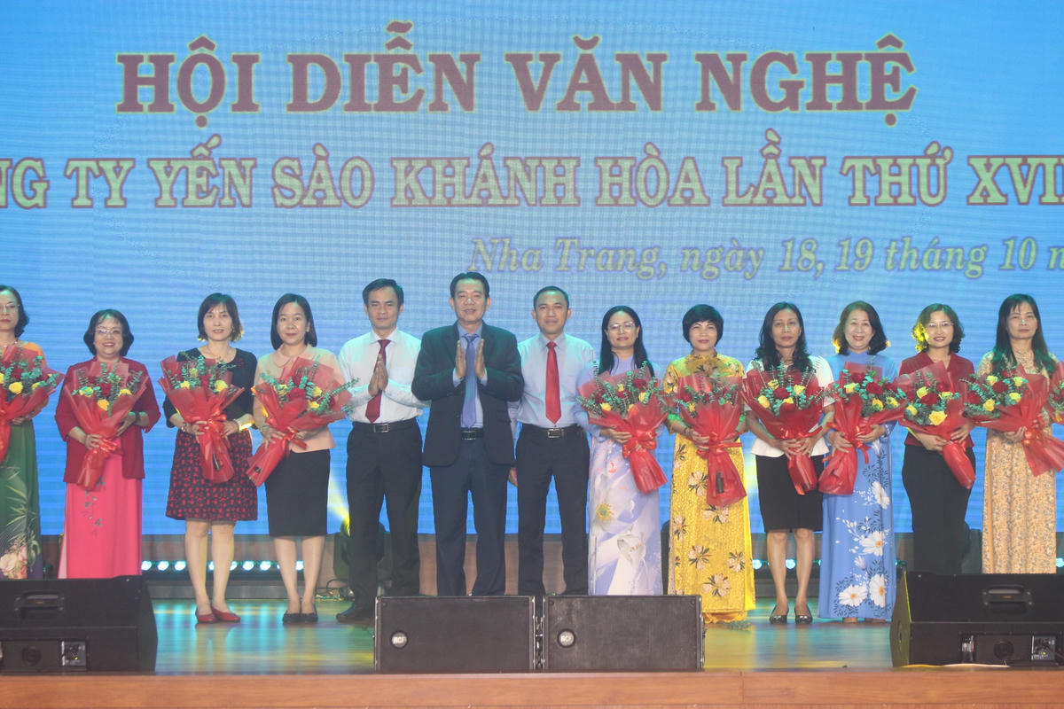 Lãnh đạo Công ty Yến saod Khánh Hòa tặng hoa cho các cán bộ lãnh đạo chủ chốt là nữ tỉnh Khánh Hòa.