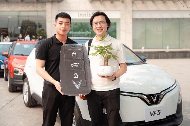 Chiếc xe anh Minh nhận từ VinFast là mẫu xe điện mới nhất của hãng, thuộc phân khúc A-SUV, với kích thước tổng thể 3.967 x 1.723 x 1.578 mm (Dài x Rộng x Cao). Chiều dài cơ sở của VF 5 Plus là 2.513 mm, với không gian được tối ưu, mang đến sự rộng rãi, thoải mái cho người dùng.
