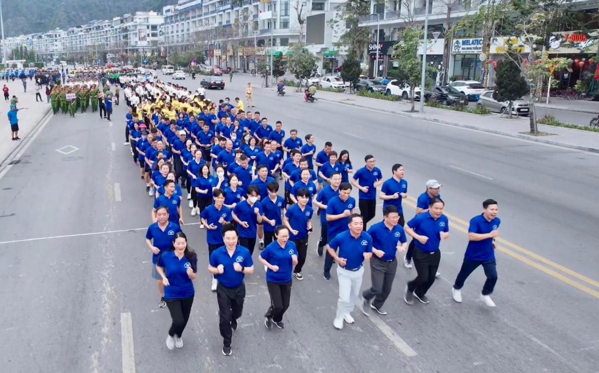 Các vận động viên tham gia chạy dọc theo tuyến đường bao biển Trần Quốc Nghiễn bên bờ di sản vịnh Hạ Long.