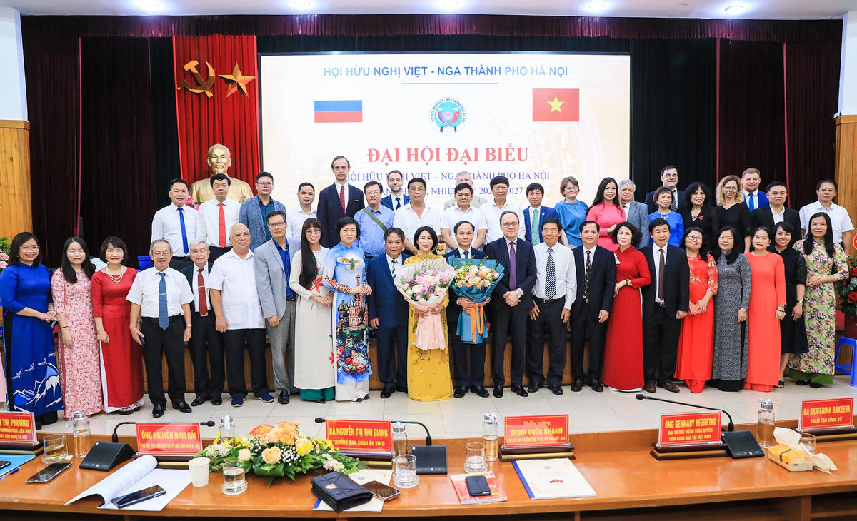 Các đại biểu dự Đại hội chụp ảnh lưu niệm cùng Ban Chấp hành khóa VI.