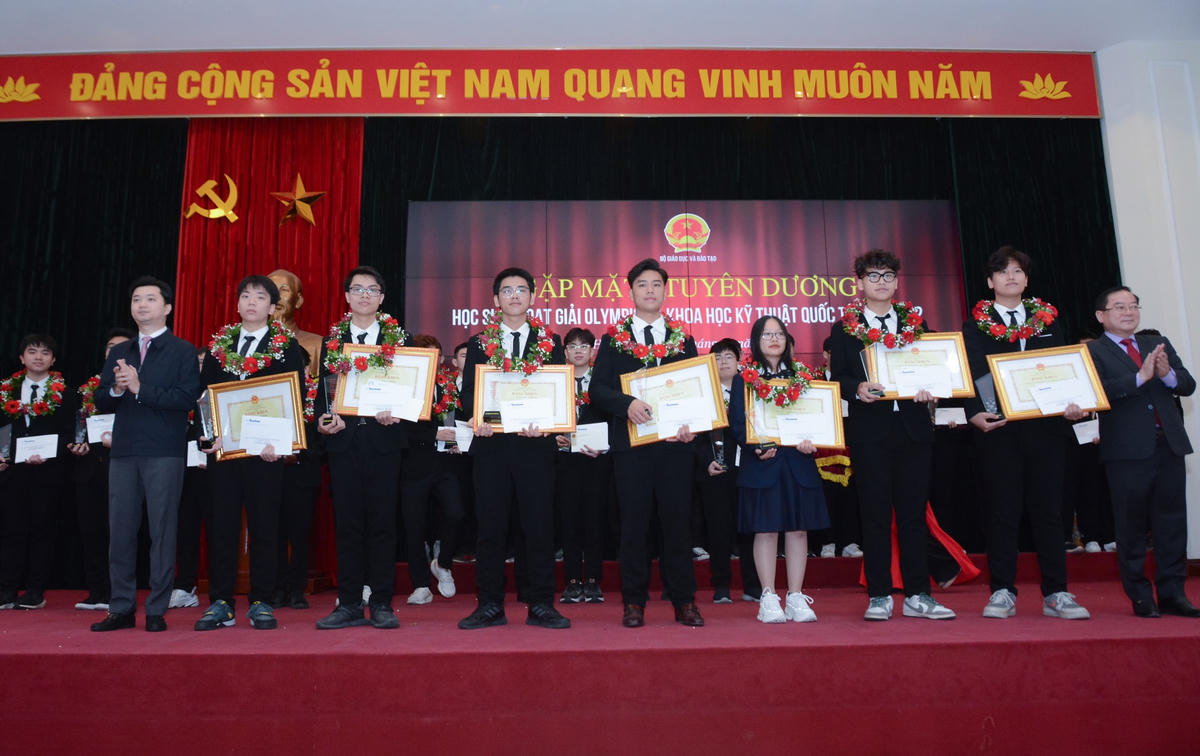 Với thành tích ấn tượng tại các kỳ thi Olympic quốc tế, Việt Nam tiếp tục nằm trong top 10 quốc gia đạt kết quả cao nhất với nhiều học sinh đạt điểm số cao nhất.