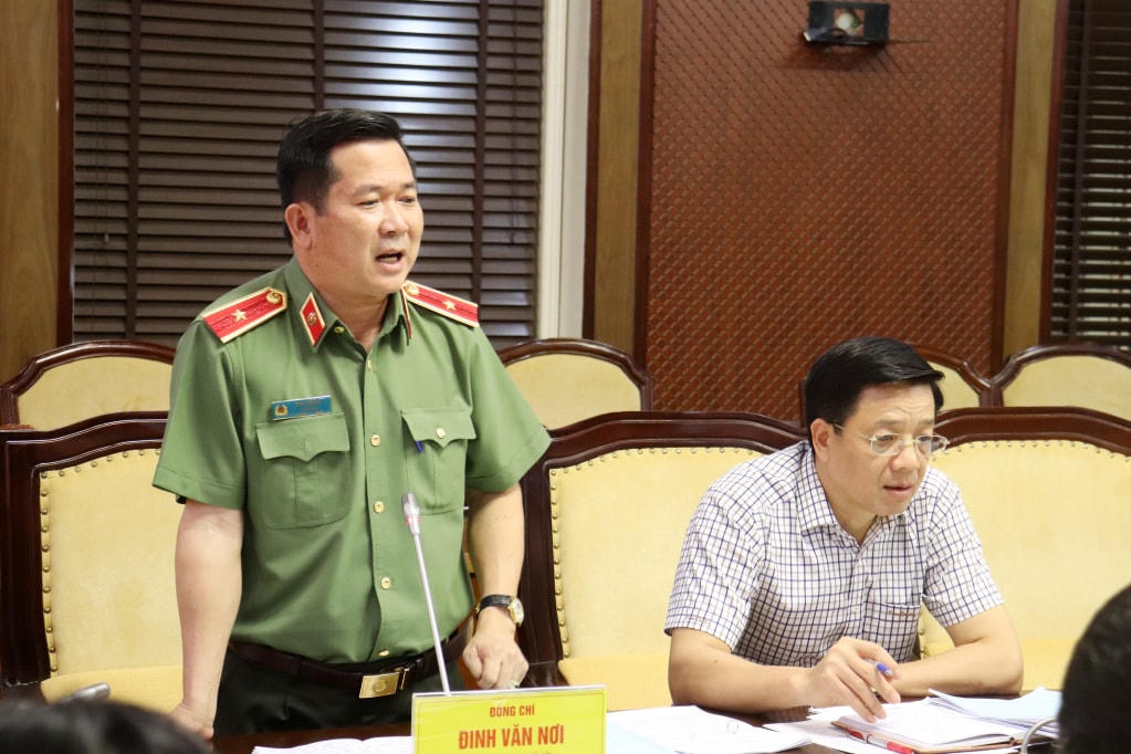 Thiếu tướng Đinh Văn Nơi, Giám đốc Công an tỉnh Quảng Ninh phát biểu tại phiên họp. Ảnh: QMG